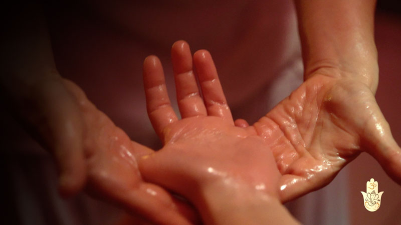 massaggio ayurvedico mani abhyanga